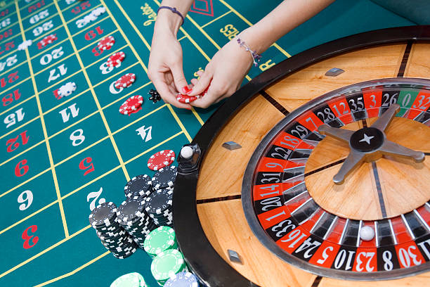ルーレットテーブルの細部 - roulette roulette wheel gambling roulette table ストックフォトと画像