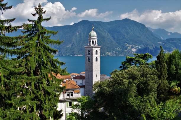 象徴的なサンゴッタルドパノラマエクスプレス - 古典的な壮大なスイス鉄道の旅 - ticino canton stone switzerland water ストックフォトと画像