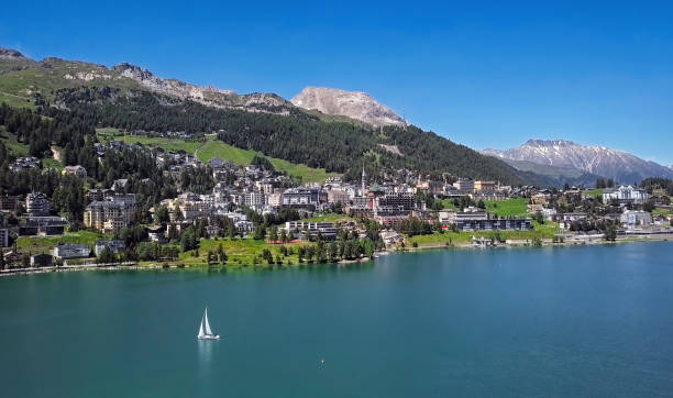 panorama aéreo de st. moritz (sankt moritz), ciudad turística alpina alta en la engadina, graubunden, suiza. - european alps europe high up lake fotografías e imágenes de stock