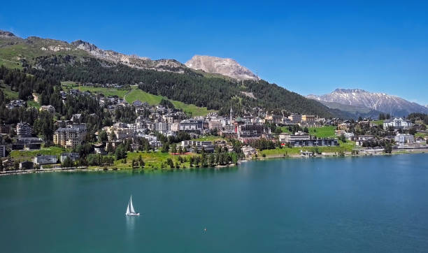 panorama aereo di st. moritz (sankt moritz), località turistica alpina dell'engadina, grigioni, svizzera. - switzerland mountain range engadine lake foto e immagini stock