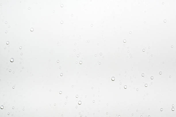 l'acqua cade su sfondo di superficie bianca. - wet dew drop steam foto e immagini stock