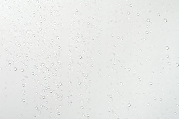 капли воды на белом поверхностном фоне. - wet dew drop steam стоковые фото и изображения