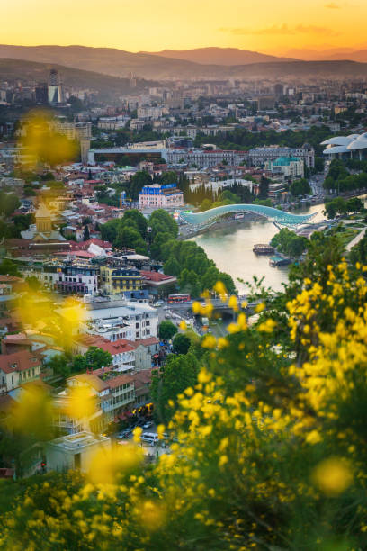 vista superior da noiva da paz, marco de tbilisi em geórgia no tempo crepuscular - kura river - fotografias e filmes do acervo