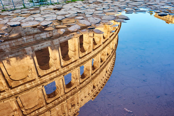 ローマ、イタリアのコロッセオ反射 - puddle rome reflection street ストックフォトと画像