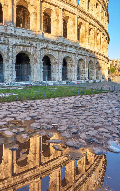 réflexion de colisée à rome, italie - puddle rome reflection street photos et images de collection