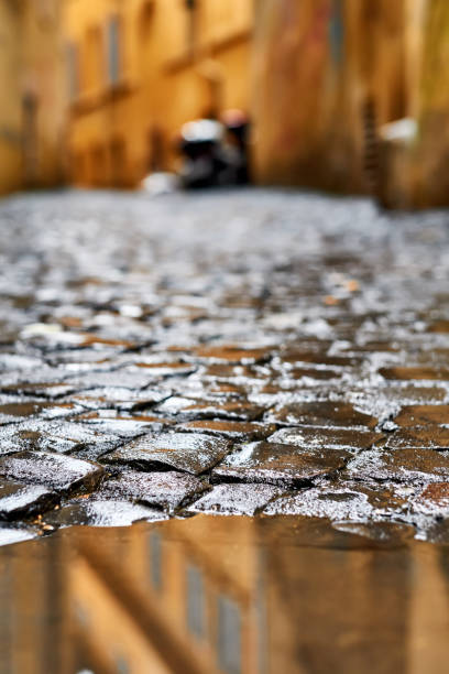 ローマの石畳レンガ舗装通り - puddle rome reflection street ストックフォトと画像