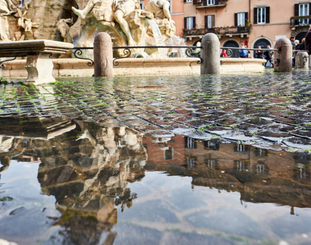 rue humide pavée pavée de brique de pavé à la piazza navona - puddle rome reflection street photos et images de collection