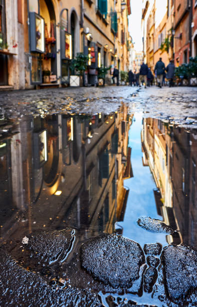 rue pavée de brique de pavé à rome - puddle rome reflection street photos et images de collection