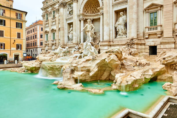 fontanna di trevi w rzymie - trevi fountain rome fountain monument zdjęcia i obrazy z banku zdjęć