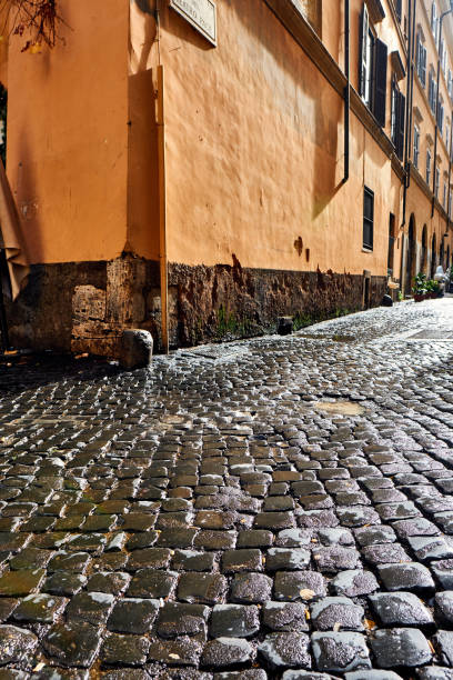 ローマの石畳レンガ舗装通り - puddle rome reflection street ストックフォトと画像