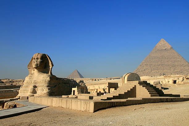 esfinge e a pirâmide quéfren no cairo, egito - giza pyramids sphinx pyramid shape pyramid imagens e fotografias de stock