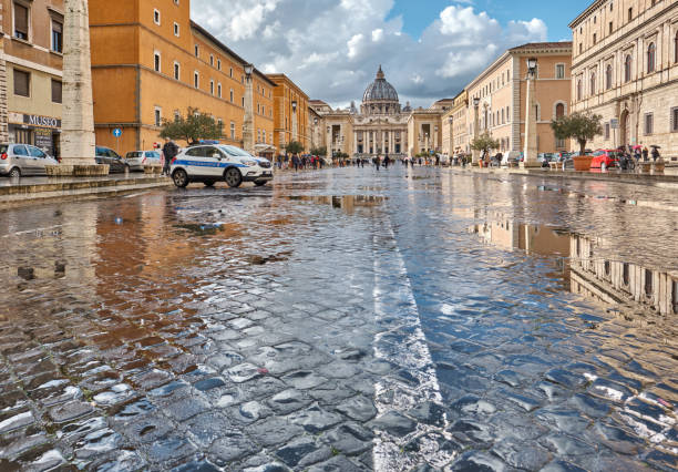 cathédrale saint-pierre au vatican - puddle rome reflection street photos et images de collection