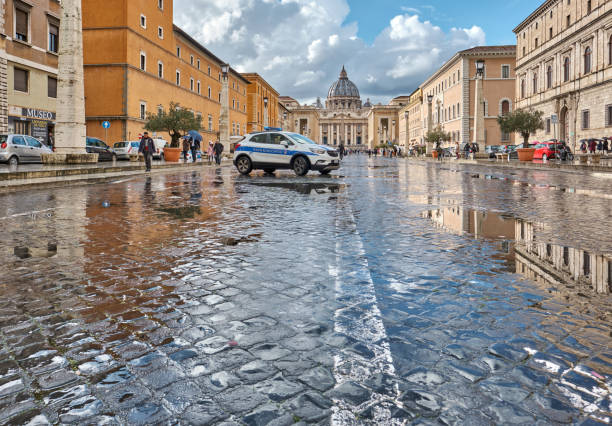 cathédrale saint-pierre au vatican - puddle rome reflection street photos et images de collection
