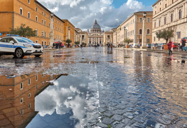 cathédrale saint-pierre au vatican - puddle rome reflection street photos et images de collection