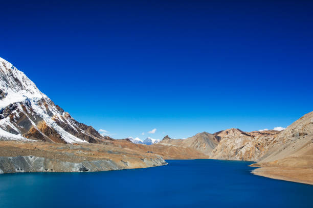 lago tilicho. nepal, caminata por el circuito de annapurna - glacier himalayas frozen lake fotografías e imágenes de stock