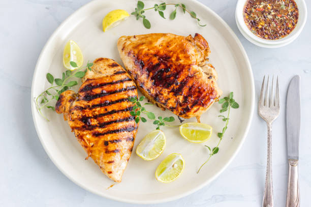 grilled chicken breast with fresh oregano leaves - 2603 imagens e fotografias de stock