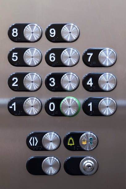 엘리베이터의 버튼 패널 - elevator push button stainless steel floor 뉴스 사진 이미지
