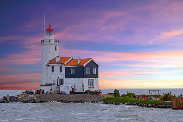 faro tradicional ' el caballo de marken ' en marken los países bajos - waterland fotografías e imágenes de stock