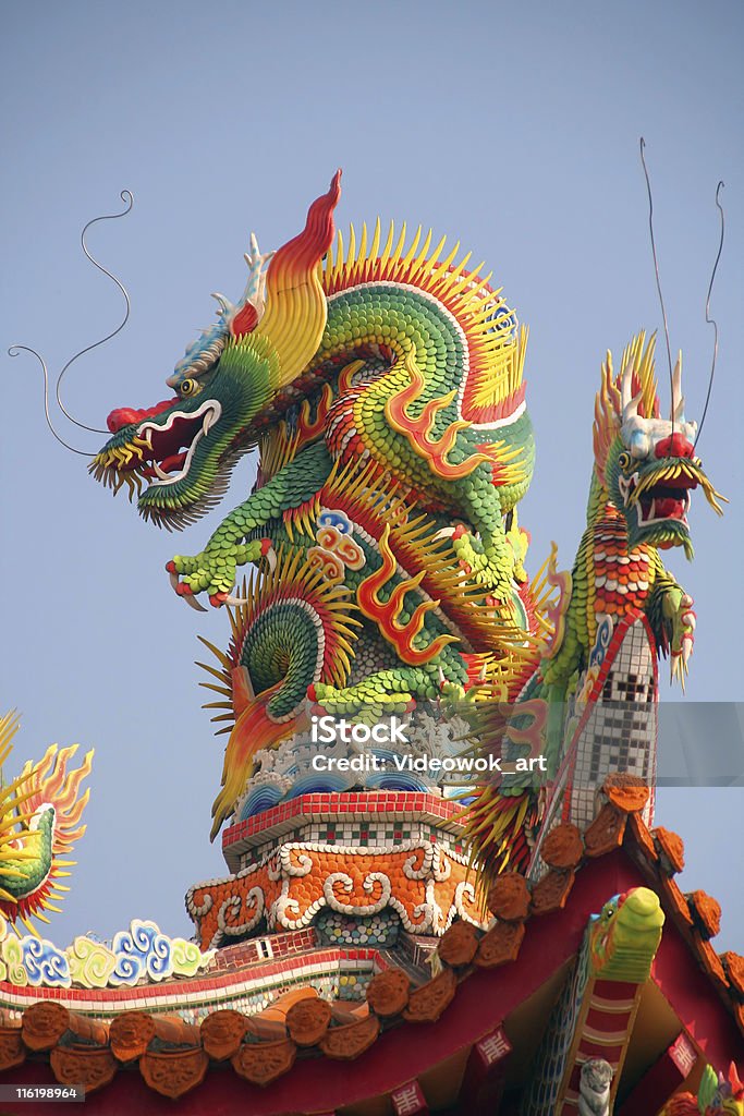 Дракон на Восточный храм крыши - Стоковые фото Китайский Дракон роялти-фри