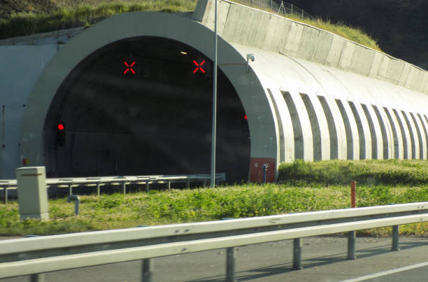 ausfahrt aus dem tunnel auf der modernen mehrspurigen autobahn - driving industry land vehicle multiple lane highway stock-fotos und bilder