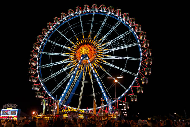 ruota panoramica a theresienwiese a monaco di baviera, germania, 2015 - ferris wheel wheel oktoberfest carnival foto e immagini stock