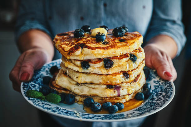 stos naleśników z syropem klonowym i świeżymi jagodami - pancake zdjęcia i obrazy z banku zdjęć