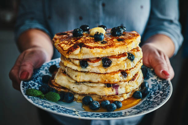 stack of pancakes with maple syrup and fresh blueberries - delicious food imagens e fotografias de stock
