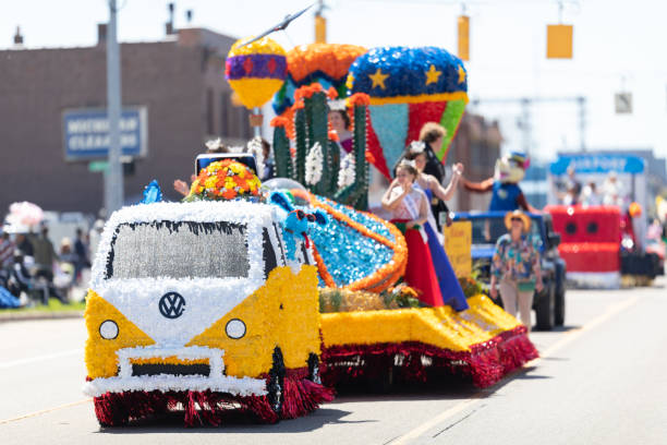 blossomtime festival grand floral parade - carroza de festival fotografías e imágenes de stock