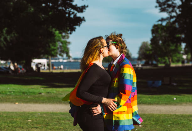 duas meninas que beijam no festival do orgulho de helsínquia no parque público de kaivopuisto - lesbian love sexual issues two people - fotografias e filmes do acervo