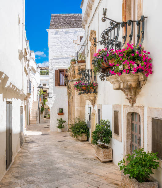 vista panoramica a locorotondo, provincia di bari, puglia ( puglia), italia meridionale. - glen trool foto e immagini stock