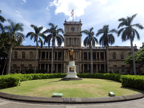 statue of king kamehameha in downtown honolulu - conquerer imagens e fotografias de stock