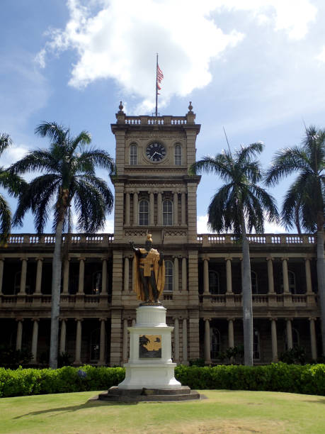 statue of king kamehameha in downtown honolulu - conquerer imagens e fotografias de stock