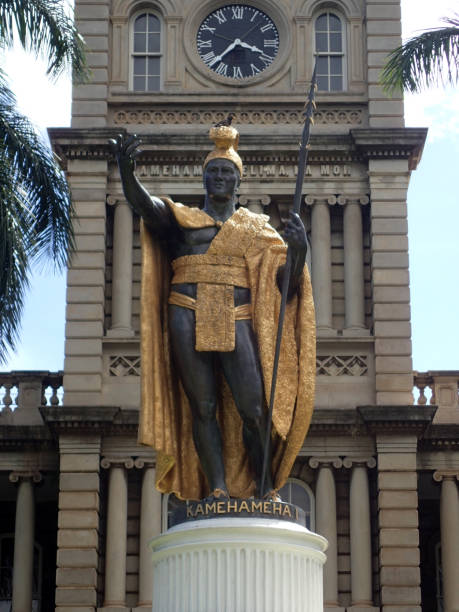 statue of king kamehameha in downtown honolulu - conquerer imagens e fotografias de stock