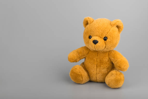 oso de peluche en el espacio de copia de fondo gris - winnie the pooh fotografías e imágenes de stock