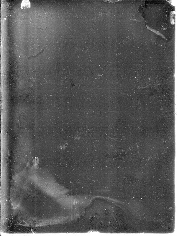 Una foto real, en blanco y negro de gran formato con polvo y arañazos. Placa fotográfica de vidrio con arañazos, polvo, suciedad, imagen fuera de foco. photo