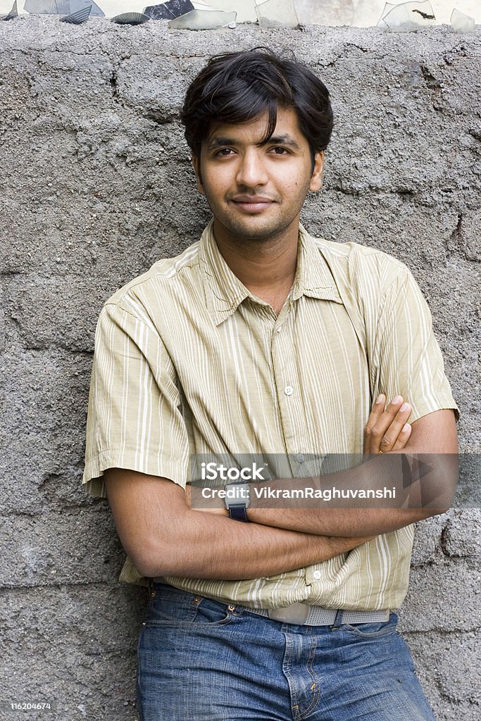 Um alegre asiático indiano jovem homem alegre pessoas Vertical ao ar livre - Foto de stock de Adulto royalty-free