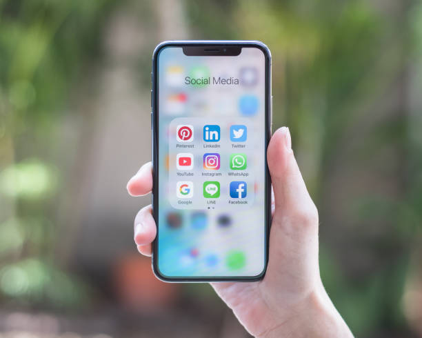 bangkok, thailand - 10 de julio de 2019: iconos de aplicaciones de redes sociales en el smartphone de pantalla iphone x con aplicación de tecnología de red de internet móvil para personas digital 4.0 estilo de vida de comunicación empresarial. - facebook twitter iphone social networking fotografías e imágenes de stock