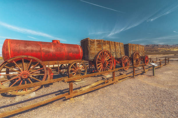 treno wagon presso harmony borax works in death valley national park, usa. - panoramic california mountain range southwest usa foto e immagini stock