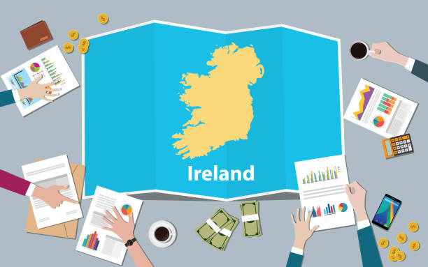アイルランド経済国成長国家チームは、上から見て折り畳み地図で議論 - country market点のイラスト素材／クリップアート素材／マンガ素材／アイコン素材