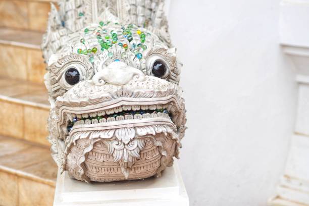 白い粘土の小さな彫刻成形または鋳造によって芸術作品の大部分を作成
