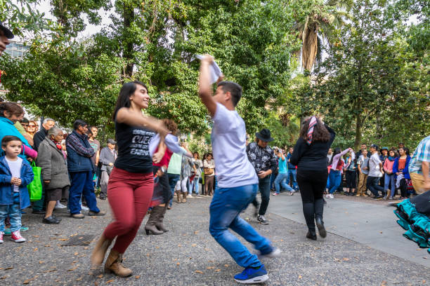 les danseurs typiques "cueca" à santiago du chili, est la danse traditionnelle au chili et tous les 18 septembre en raison des fêtes nationales tous les gens vont pour la danse traditionnelle - traditional dancing photos et images de collection