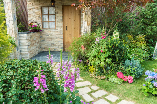 backyard flower garden Landscaped backyard flower garden of residential house curb photos stock pictures, royalty-free photos & images