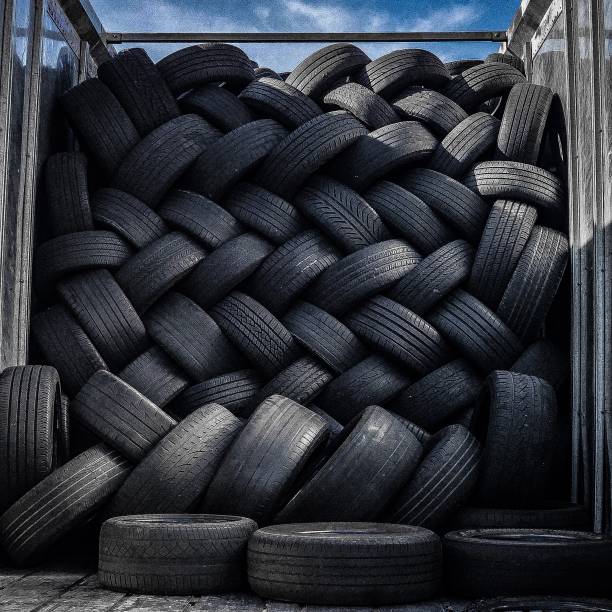 neumáticos reciclados en un camión - tire old rubber heap fotografías e imágenes de stock