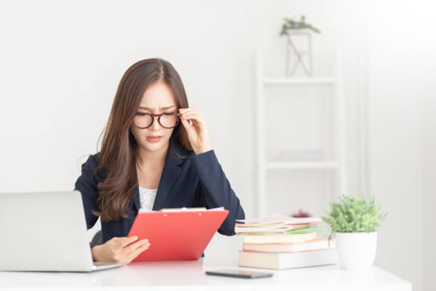 femme d'affaires asiatique sérieuse travaillant. - beautiful office people shock photos et images de collection