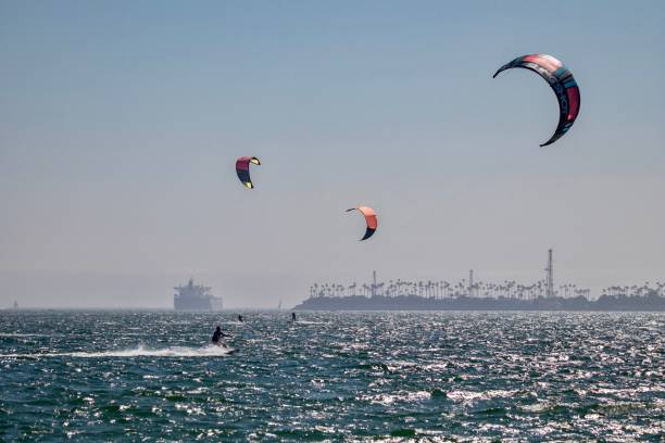 kite boarders w: long beach - los angeles county long beach california sunset zdjęcia i obrazy z banku zdjęć