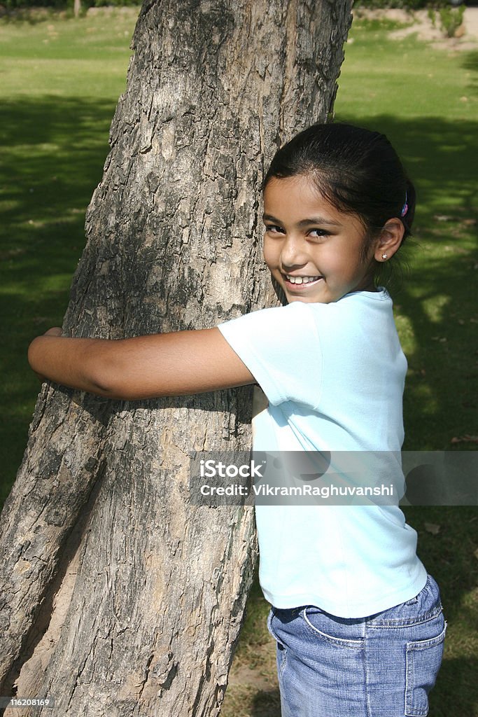 Сохранить деревьев молодая индийская Девушка сохранение дерево - Стоковые фото Ребёнок роялти-фри
