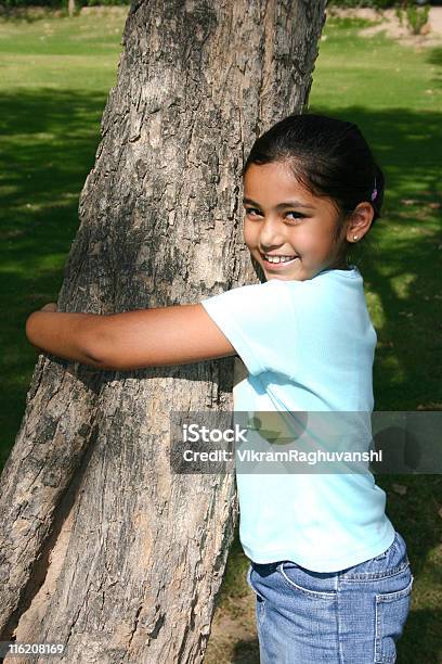 Сохранить Деревьев Молодая Индийская Девушка Сохранение Дерево — стоковые фотографии и другие картинки Ребёнок