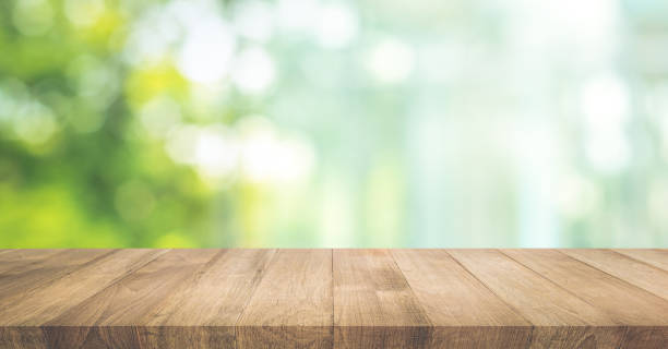 textura real de la mesa de madera sobre el fondo del jardín del árbol de hoja borrosa borrosa. - solar collector fotos fotografías e imágenes de stock