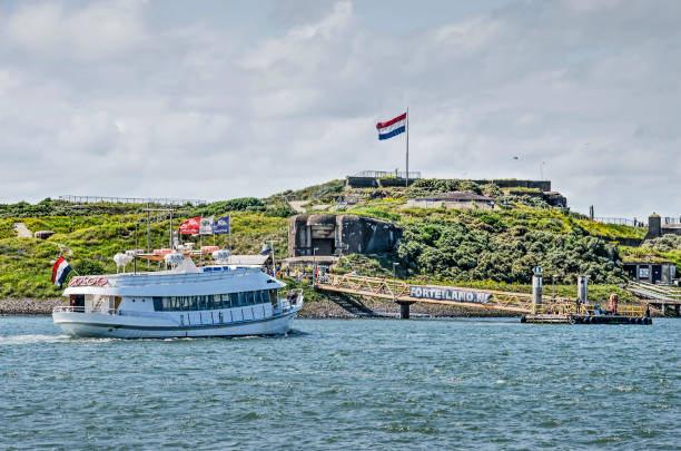 traghetto che si avvicina all'isola della fortezza - ijmuiden foto e immagini stock