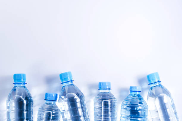 diverse bottiglie d'acqua di plastica su sfondo bianco - nature russia environmental conservation mineral foto e immagini stock